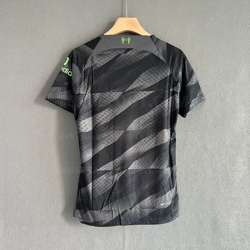 Liverpool GK Black Player Version (7)