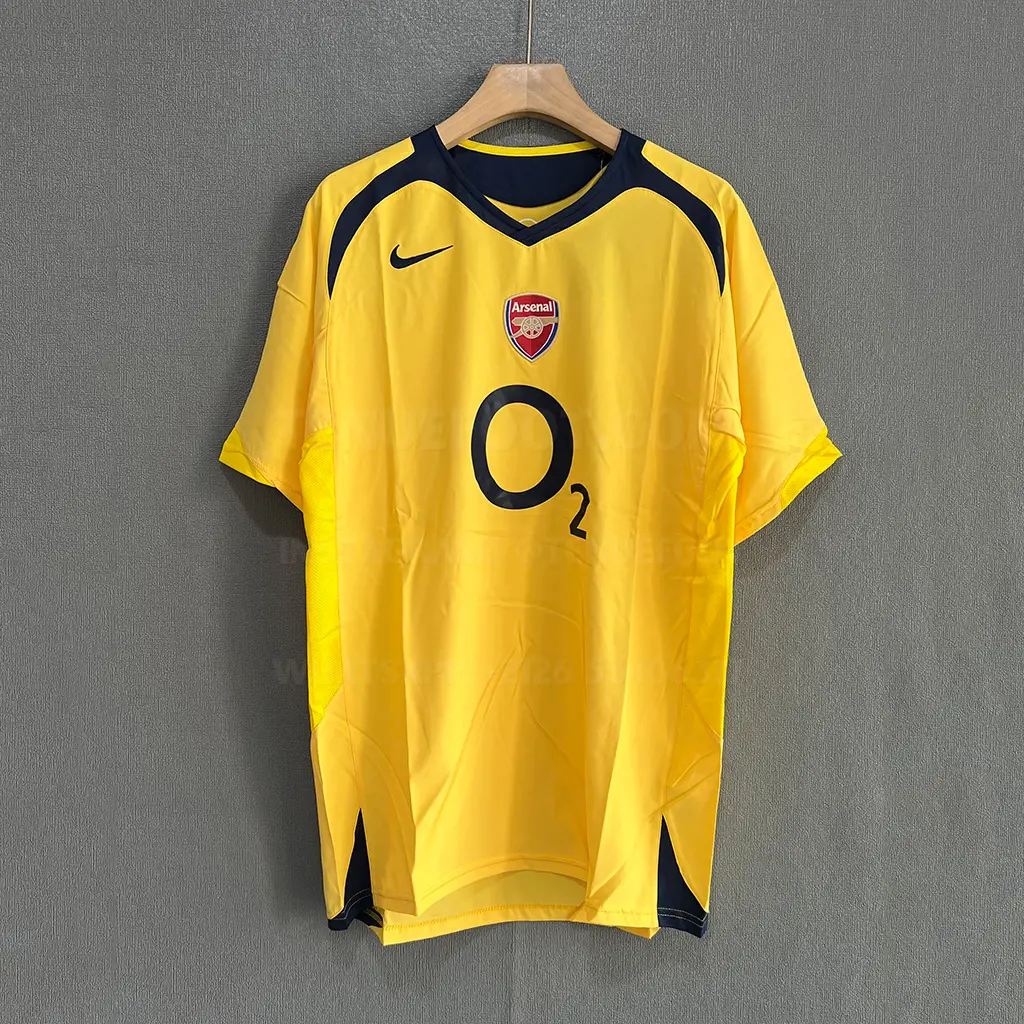 Arsenal Retro 05-06 Away (1)